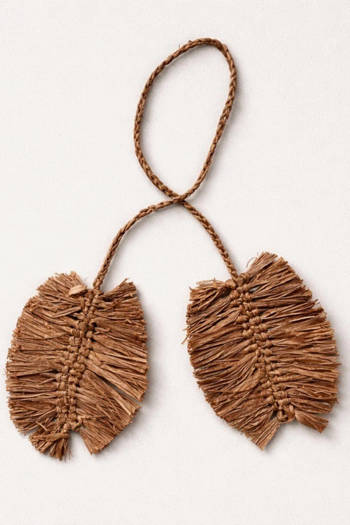 1140-leaflet-bag-charm-caramel-raffia-1.webp Leaflet Bag Charm - Caramel Raffia