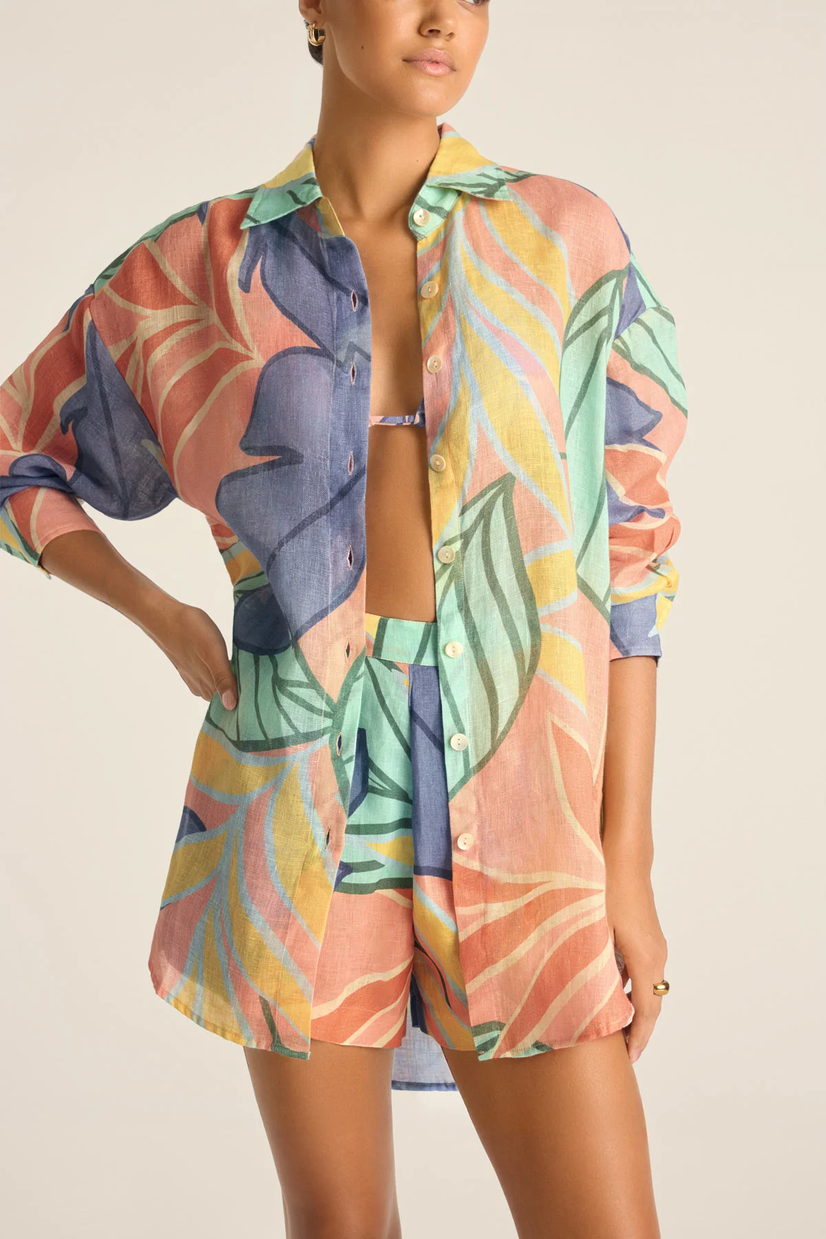 3296-playa-linen-boyfriend-shirt-retro-jungle-ecolinen-1.webp Playa Linen Boyfriend Shirt - Retro Jungle EcoLinen