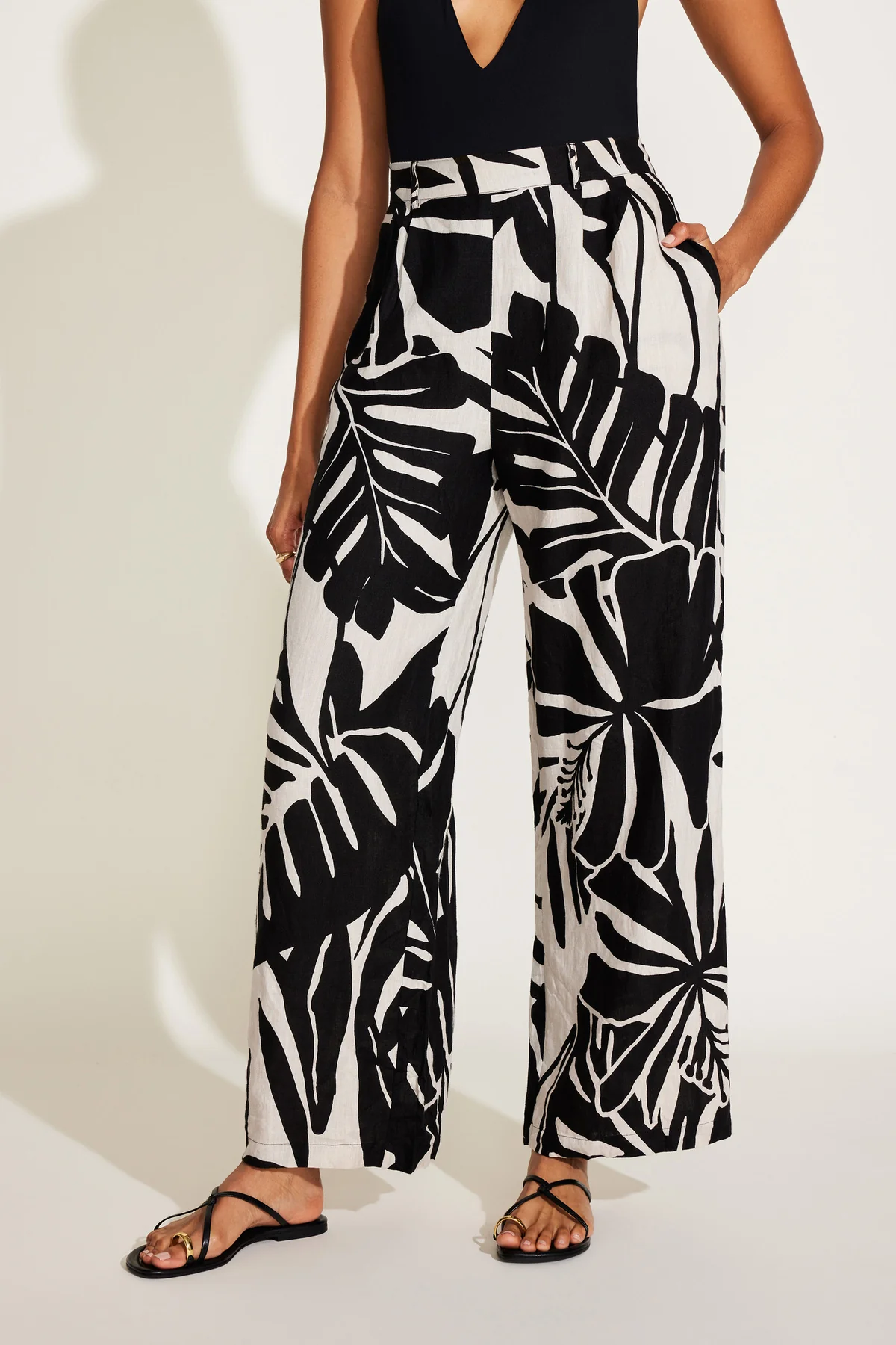 3953-the-getaway-pant-graphic-jungle-ecolinen-4.webp The Getaway Pant - Graphic Jungle EcoLinen